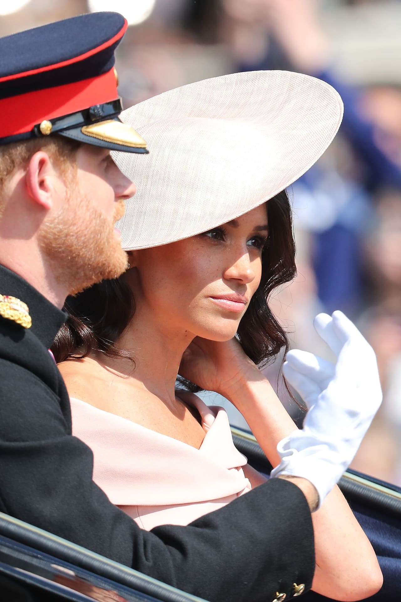 Con este nuevo toque de rebeldía, Meghan vuelve a las andadas con el estilo que la ha definido desde que inició su relación con el príncipe Harry: fresco, juvenil, divertido y con un toque de elegancia muy natural.