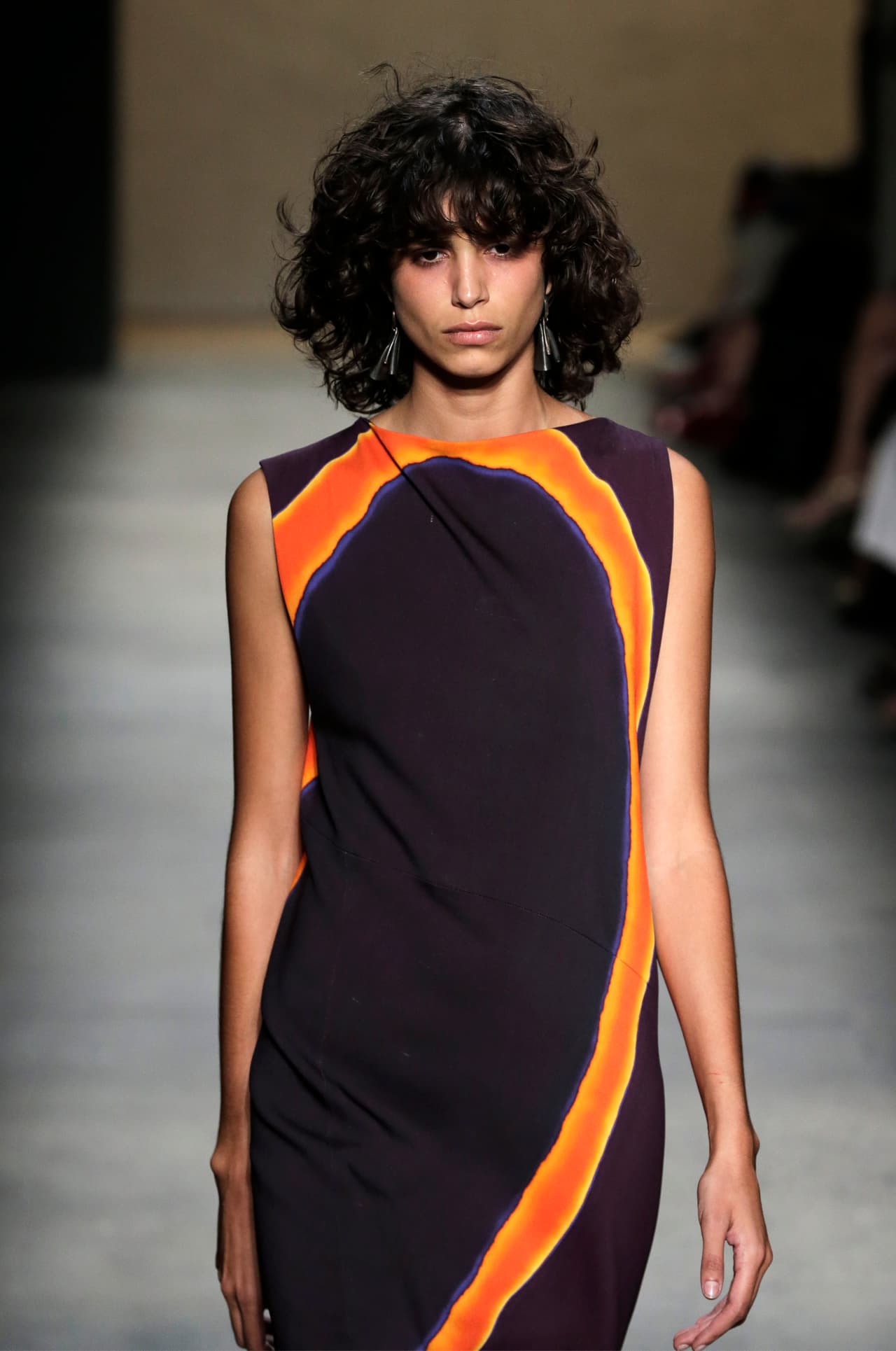 Este vestido de 
<b>Narciso Rodriguez</b> de la colección 
<b>Spring 2016</b> se encuentra en tiendas por 
<a href="http://www.bergdorfgoodman.com/Narciso-Rodriguez-Sleeveless-Circle-Print-Georgette-Midi-Dress-Purple/prod115840154/p.prod?ecid=BGAF__tZkYzve9Cvk">2,195 dólares</a>
