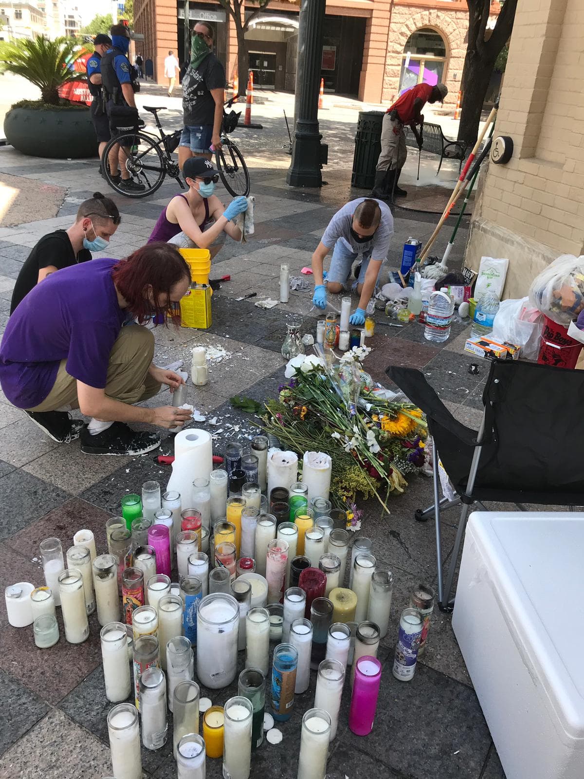 Luego de ver el altar destruido, un grupo de personas se reunió para limpiar el lugar.