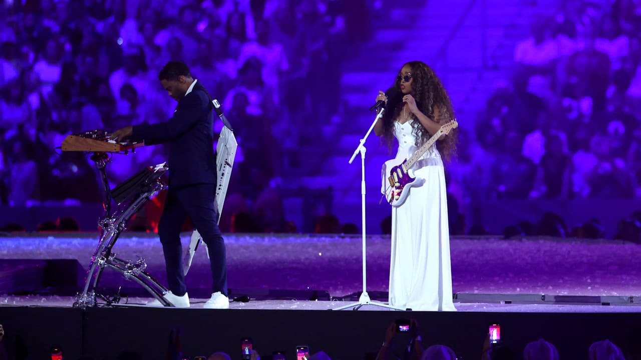 H.E.R. fue la encargada de cantar el himno estadounidense como preámbulo a la bienvenida a Los Ángeles 2028.