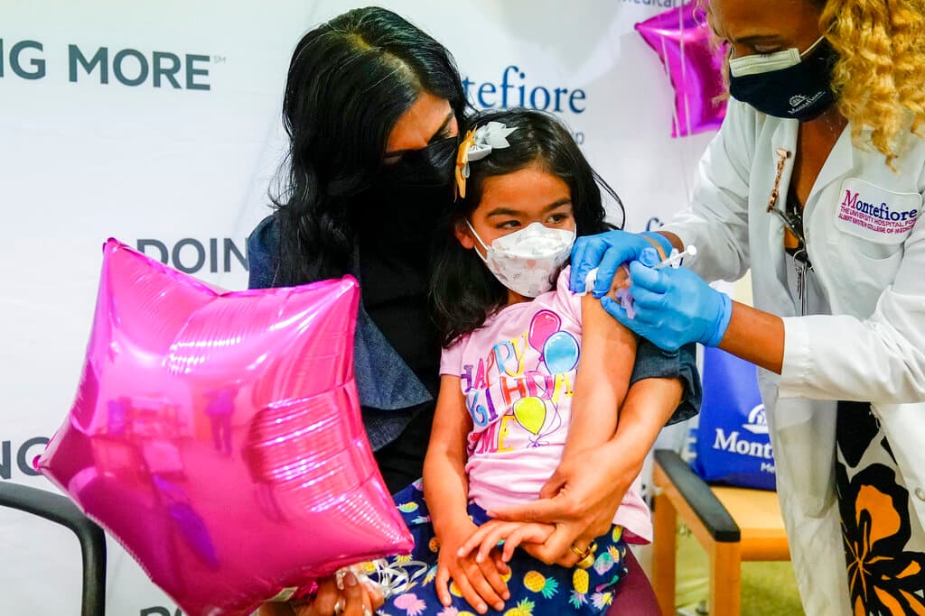 El Departamento de Salud del Condado de Los Ángeles confirmó que las vacunas covid-19 para menores de 5 años, ya están en el calendario de distribución para la jurisdicción. Te decimos cuándo y dónde la inyección estará disponible para tus niños.