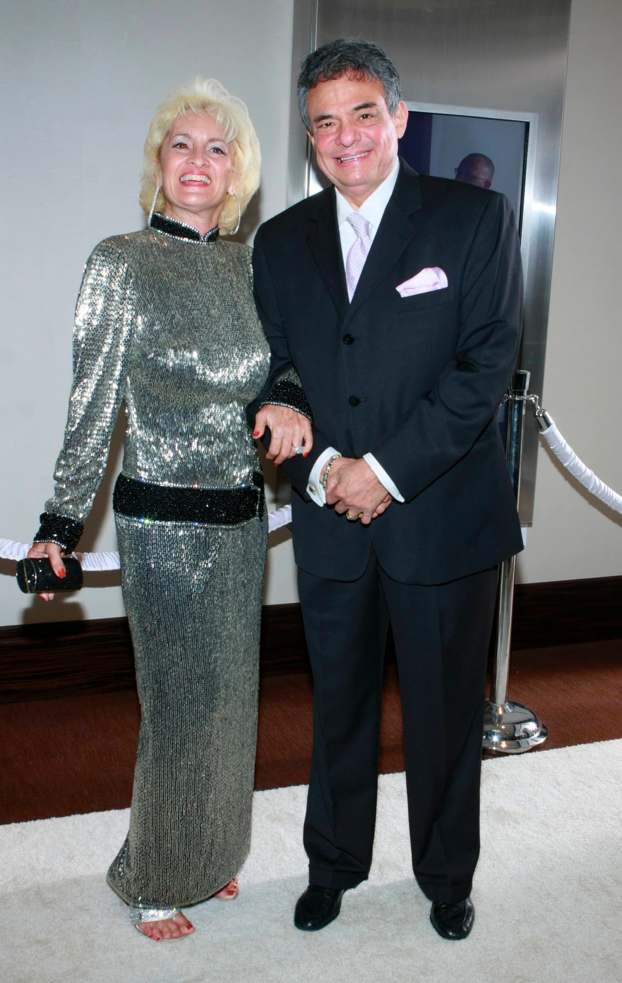 "
<b>Me dio mucha pena que la gente crea <a href="https://www.univision.com/famosos/paren-ya-las-calumnias-viuda-de-jose-jose-pide-respeto-luego-de-aparecer-feliz-junto-a-sarita-en-un-video-fotos">noticias falsas</a></b> y yo le digo al público que aquí estamos. Aquí estoy apoyando a mi hija, como mi esposo la está viendo desde el cielo.
<b>Lo más grande que me queda de mi esposo es mi hija</b>", señaló en la entrevista.