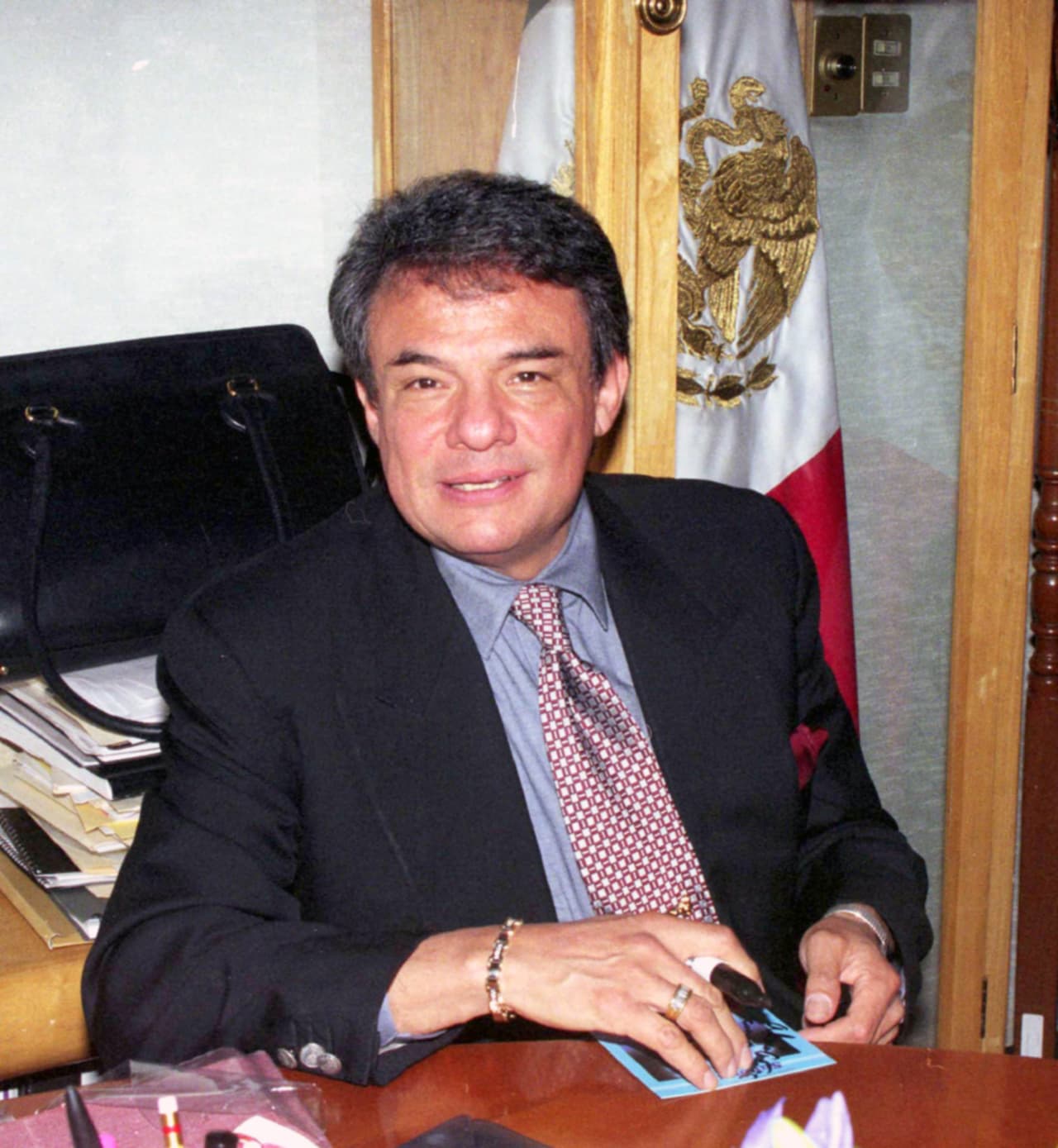 A lo largo de su carrera, José José ha vivido diversas dificultades personales y financieras durante su carrera. Desde su caída en el alcoholismo y haber tenido que vivir en un automóvil.