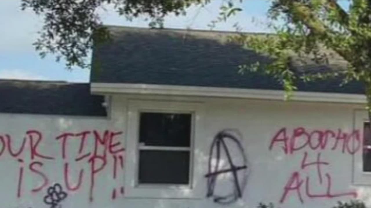 Policía de Winter Haven busca a sospechosos que vandalizaron clínica de embarazo 