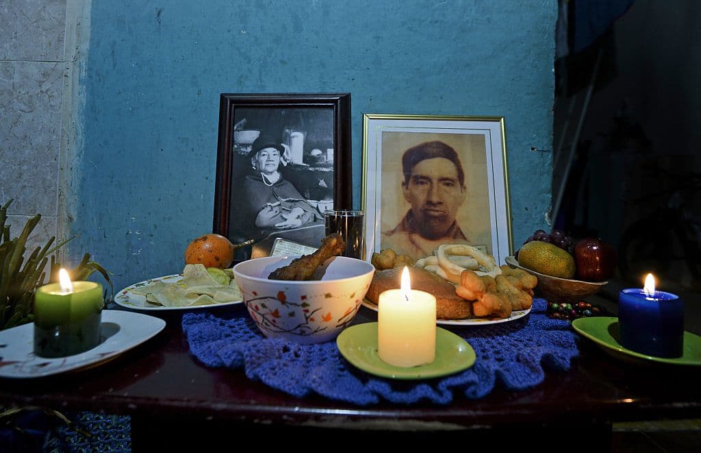 <b>Fotografías // </b>
<br>Antes se colocaban para identificar a quién se le había rendido la ofrenda, pero actualmente existe la creencia de que debe ocultarse la imagen directamente para que se vea solo en el reflejo desde algún espejo, pues la persona ya no existe.