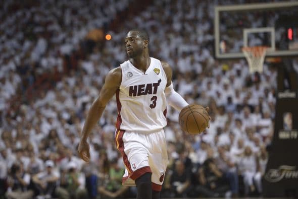 Habrá séptimo juego entre los Spurs y los Heat (30 fotos) ¡Locura total! Un juego electrizante, inolvidable, donde ambos equipos dieron una demostración inolvidable en el American Airlines Arena, manteniendo en vilo a los fanáticos en San Antonio y en Miami, primero durante los 48 minutos regulares y después en los 5 minutos de OT. .Tim Duncan, con una clásica demostración durante todo el partido, anotó más tantos en la primera mitad que la combinación de los 3 de Miami, Wade-James-Bosh 25/21, facilitando que los Spurs dominaran al Heat hasta comenzar el cuarto período, cuando Miami llevo a cabo un cambio de jugadores. Cuando solo faltaban 5 segundos para coronarse campeones los San Antonio Spurs, el incomparable Ray Allen empató el partido con un tiro de 3 puntos, forzando el OT. Con 1:43 en el reloj, LeBron James (triple/doble, 32 puntos, 11 asistencias y 10 rebotes) encaramó al Heat 101-100, y al concluir el OT, de nuevo Allen realizó una formidable jugada defensiva, dando dos puntos más al Heat, que terminó, a pesar de los umpires y para desconcierto de los comentaristas que daban el cetro a San Antonio, 103-101 sobre los Spurs. .