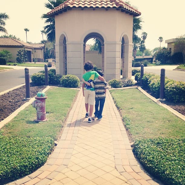 “Bromance”, escribió el adolescente junto a esta foto en la que abraza a su hermano Armando, de 11 años.