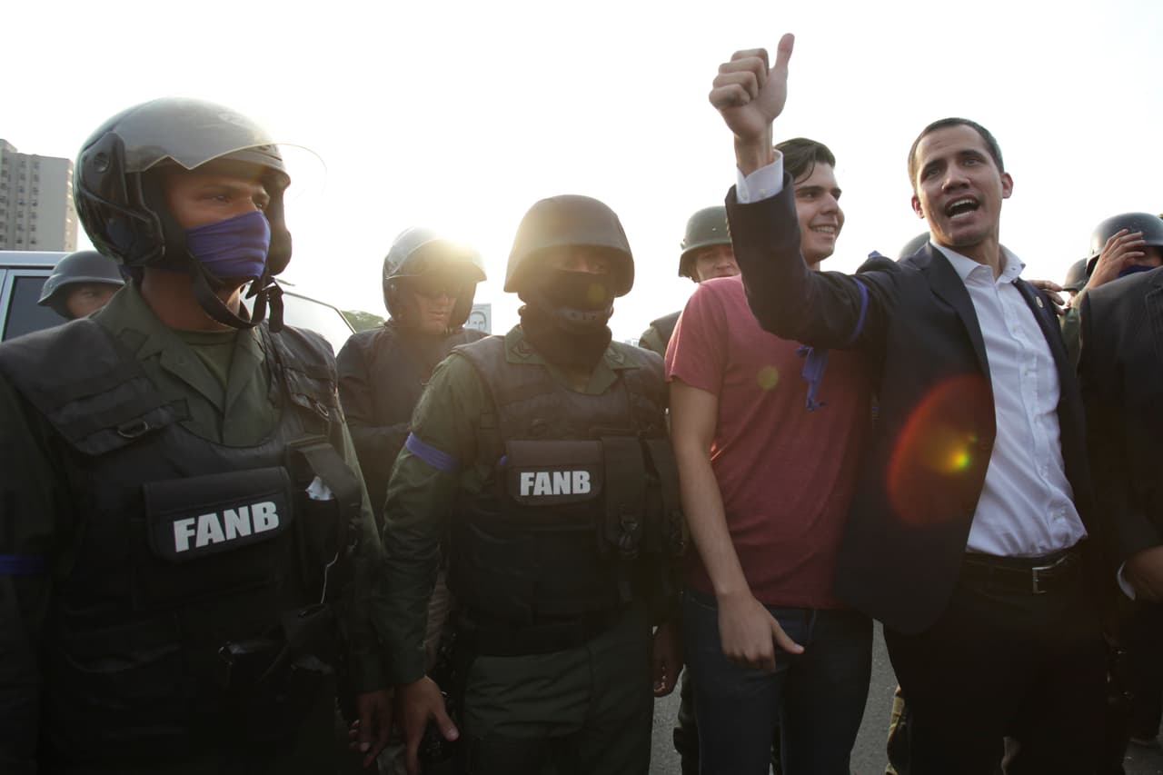 Juan Guaidó junto a militares y personas que lo apoyan. El presidente interino dijo a Univision Noticias que miles de militares desde distintas partes del país se han sumado a la lucha “contra la usurpación” de Nicolás Maduro.