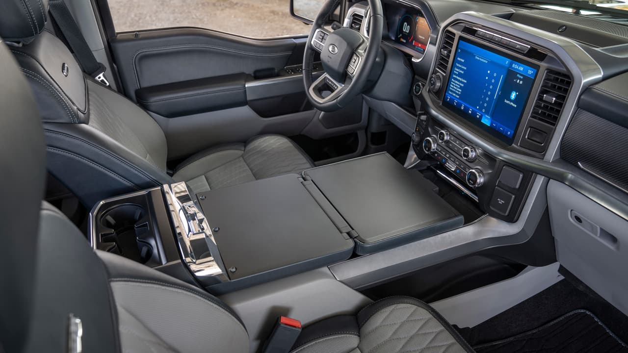 La nueva superficie de trabajo interior de la Ford F-150 es una ingeniosa solución para quienes pasan mucho tiempo en el interior de sus camionetas pickup.