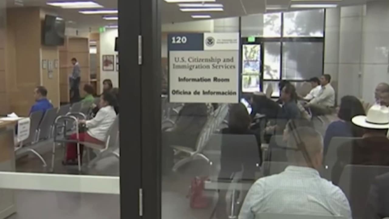 Víctima de agresión sexual en el metro de Los Ángeles busca protección migratoria