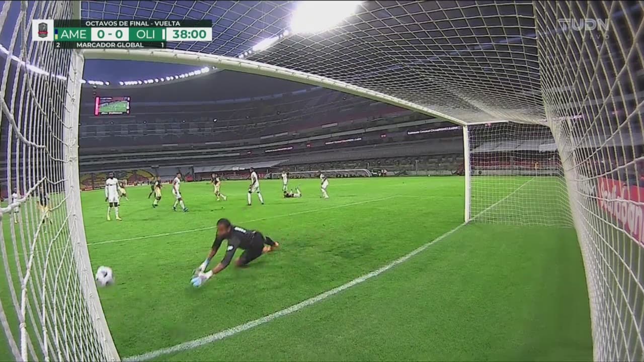 ¡El poste impide un golazo! Federico Viñas estrella su cabezazo