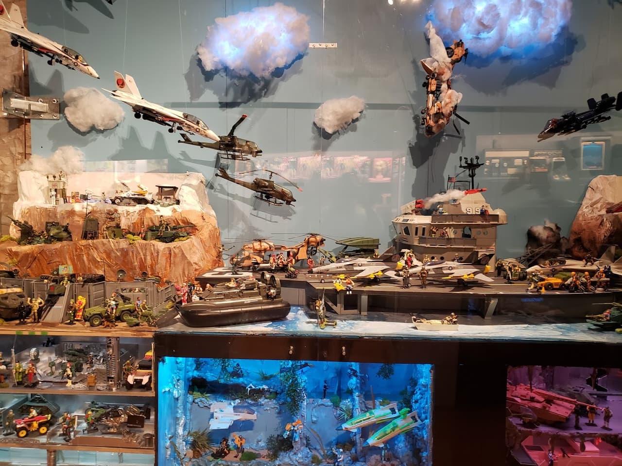 <h2 class="cms-H2-H2">El Acuario de Austin</h2>
<br>
<br>Para escapar del calor del verano en Austin, una de las opciones es el acuario. Un lugar para apreciar la vida marina e interactuar con algunos animales salvajes pequeños. Es niños de todas las edades.
<br>
<br>Dirección: 13530 US-183 Hwy #101, Austin, TX