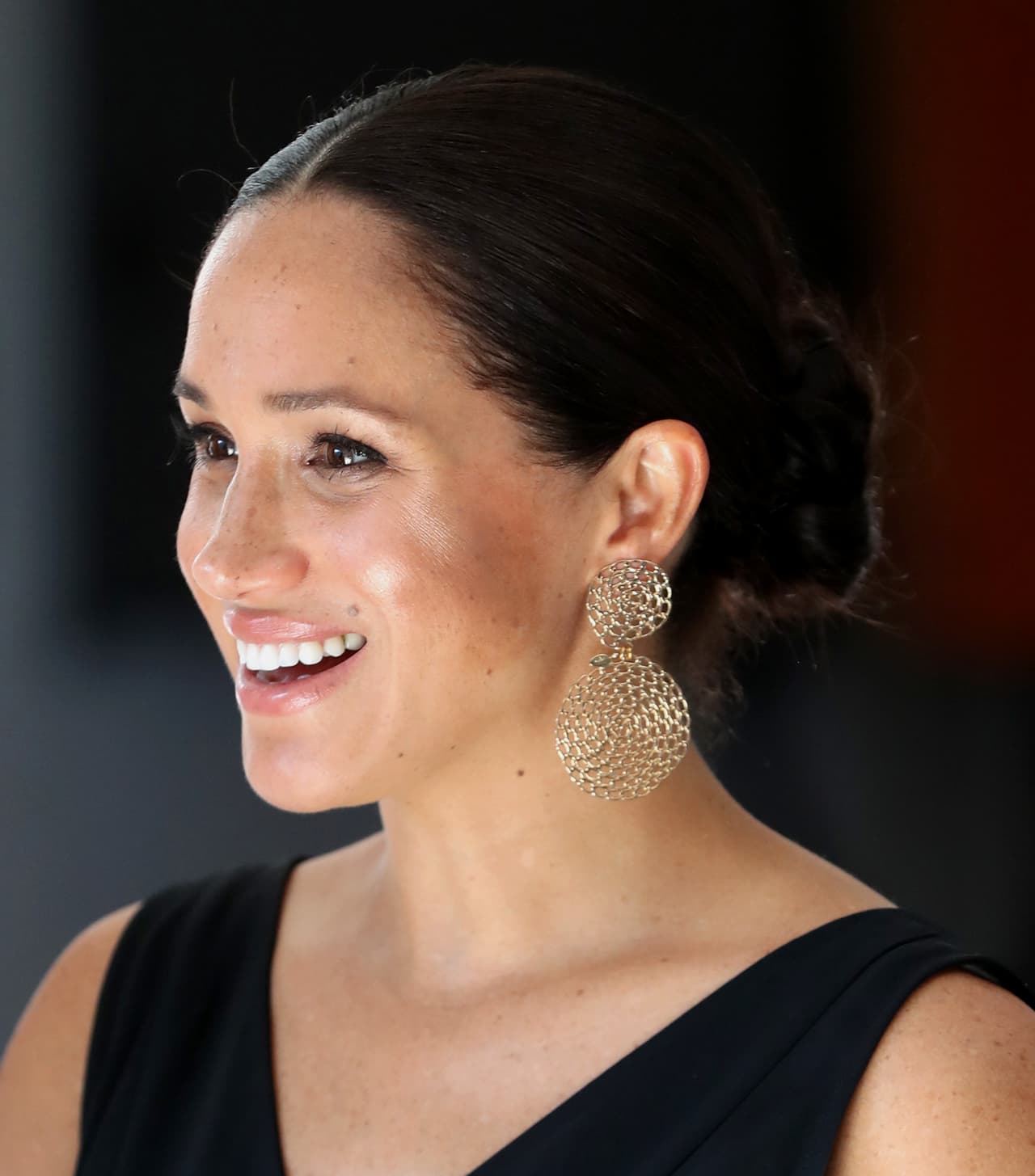 La duquesa de Sussex, Meghan Markle, tuvo un emotivo encuentro con niños en un complejo urbano de Johannesburgo, Sudáfrica.