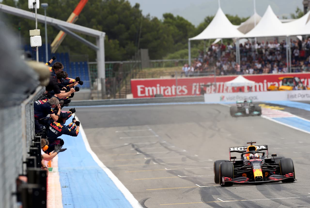 Sergio 'Checo' Pérez logra subir al podio en la Formula 1 junto a su compañero de Red Bull, Max Verstappen, y Lewis Hamilton. El mexicano llegó en tercera posición, mientas que el piloto británico se adjudicó la segunda plaza. El neerlandés fue campeón del Gran Premio de Francia y fue nombrado piloto del día.
