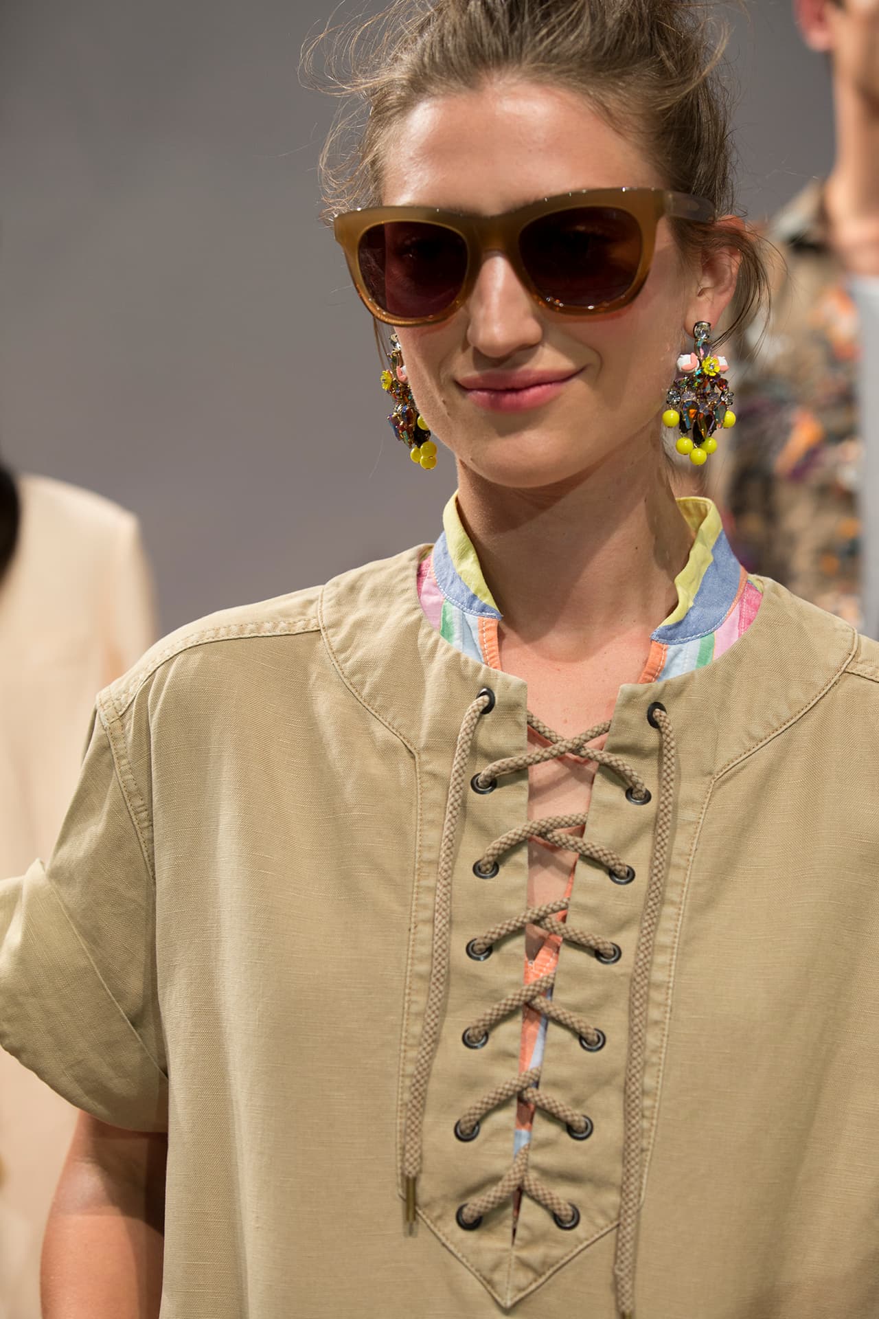 Las camisas anchas, faldas de tubo y midi, vestidos de túnica y camiseros son la oferta de la línea, siendo muy fresca para la primavera del año entrante. Diseñador J. Crew. NYFW, Spring/Summer 2016 - 09/16/2015