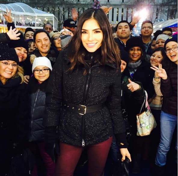 Alejandra Espinoza también festejó en las calles con varios amigos.