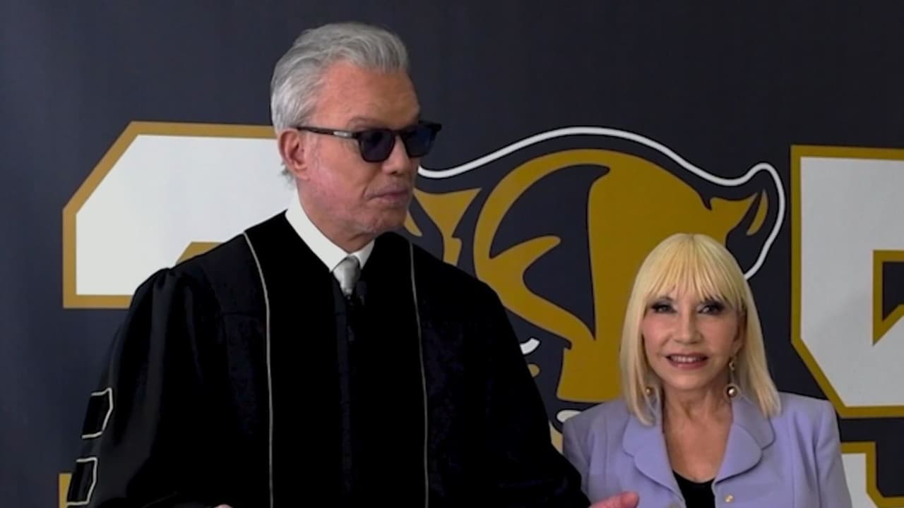 FIU entrega doctorado honoris causa al músico Willy Chirino