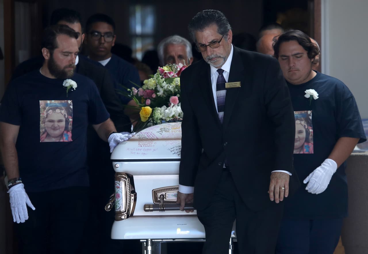 Cuando los miembros de la familia comenzaron a evacuar el área, Keyla recibió un disparo en el pecho y cayó al suelo. Su familia recurrió a las redes sociales para encontrarla, hasta que horas más tarde del ataque pudieron confirmar que estaba muerta.
<br>