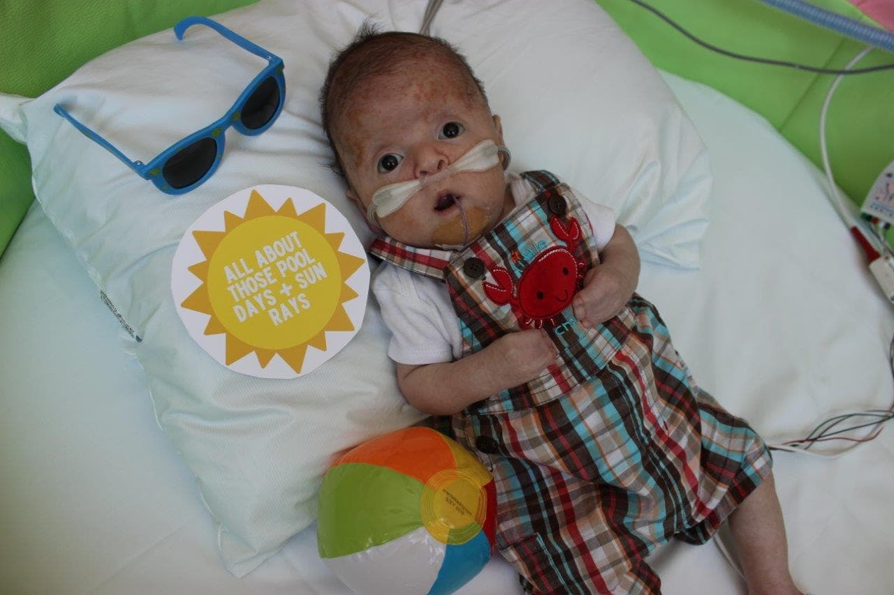 Los padres comentaron que el proyecto funcionó "como una distracción del día a día que conlleva los cuidades médicos de su bebé." "Mi esperanza es que eventos como Splish Splash creen memorias y apoyo para las experiencia de los padres en el Hospital Lurie, en general. Muestra que, hasta en
<b><a href="https://www.luriechildrens.org/en/specialties-conditions/neonatology/" target="_blank"> NICU</a></b>, puedes celebrar y atesorar momentos con tu bebé", finalizó Zilles.