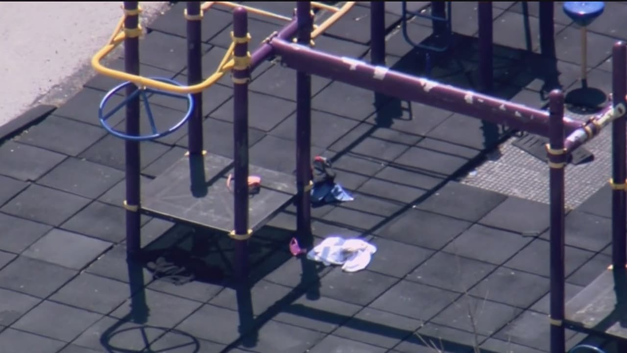 Tiroteo en el patio de recreo de una escuela en el sur de Chicago deja dos niñas heridas