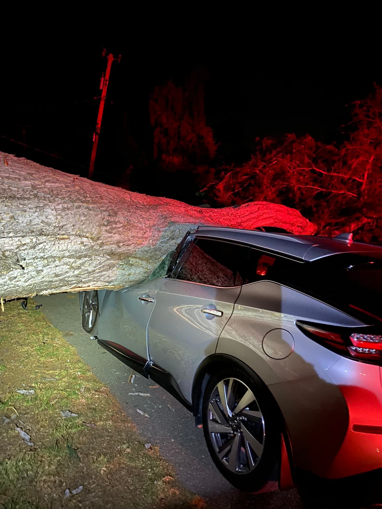 Tres vehículos fueron destruidos y una casa resultó dañada tras fuertes vientos en El Granada, en el condado de San Mateo.