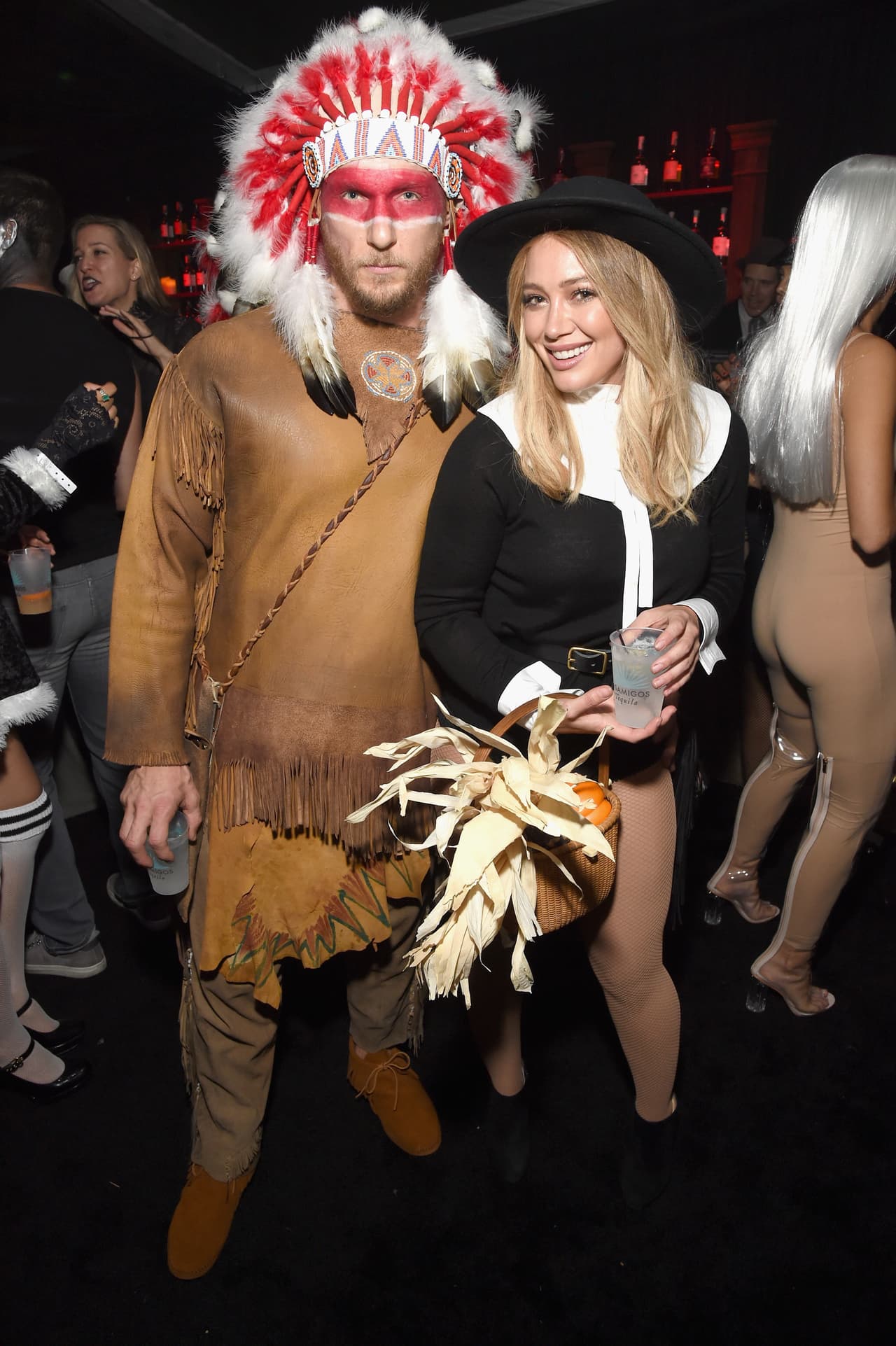 Hilary Duff y su pareja Jason Walsh con el disfraz de la polémica.