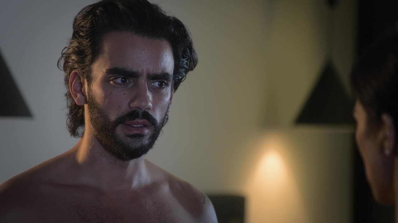 Alejandro aparentaba tener una vida relativamente normal con una novia quien, por razones de trabajo, vivía en Madrid, España.