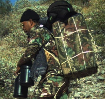 Entre abril y octubre de 2014, un operativo de la Patrulla Fronteriza en el sector Tucson, Arizona, concluyó con el arresto de 24 vigilantes y el decomiso de 6,500 libras de narcóticos. Usaron aeronaves para verlos en los cerros.