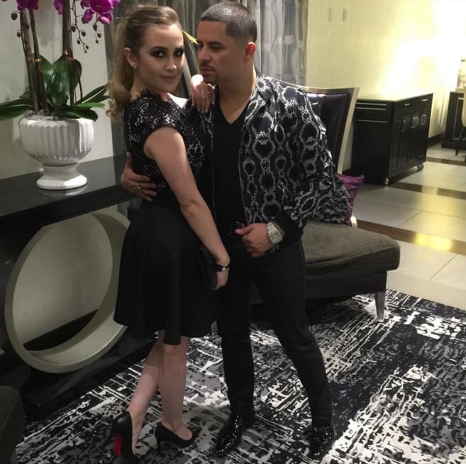 Mira nomás las miradas que le echa a Kenia, se nota que se la come con los ojos.