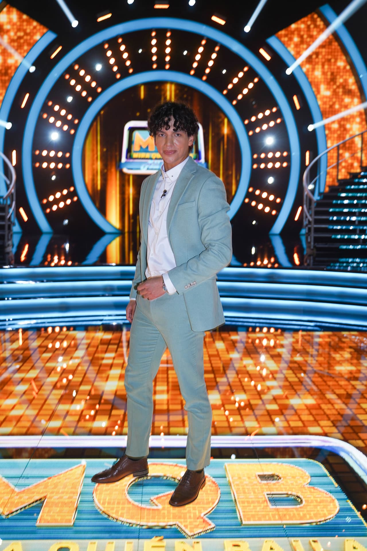 En la segunda gala del certamen, se presentó con un elegante traje de color cian con una pulcra camisa blanca y zapatos negros con un vistoso reloj plateado como único accesorio.