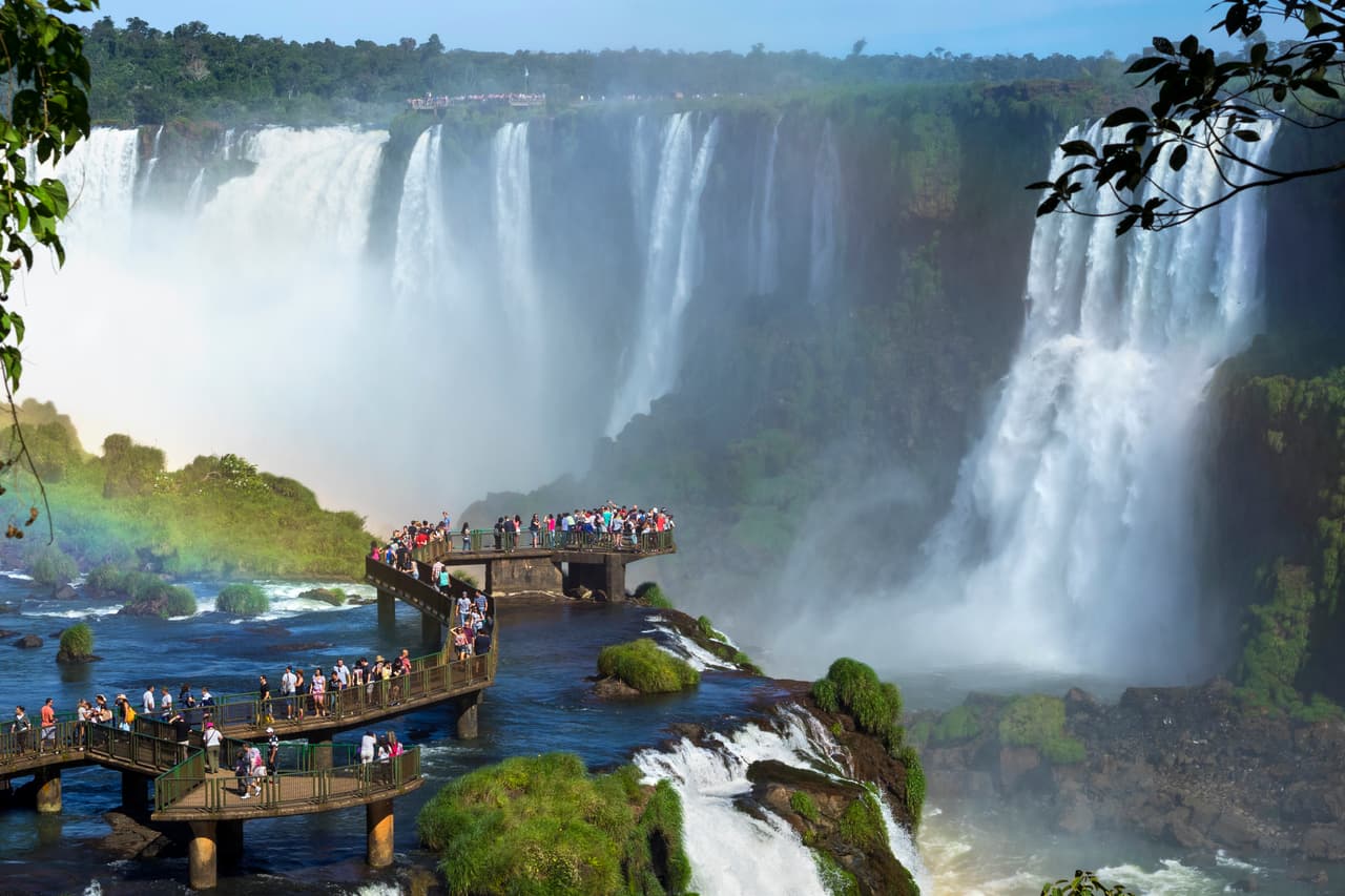<b>Cataratas del rÌo Iguazú</b>, Argentina y Brasil. En este monumento geológico la protagonista es el agua, que rompe con toda su fuerza. En total son más de 275 saltos los que ofrecen estas cataratas, el más asombroso y famoso siendo la famosa 'garganta del diablo'.