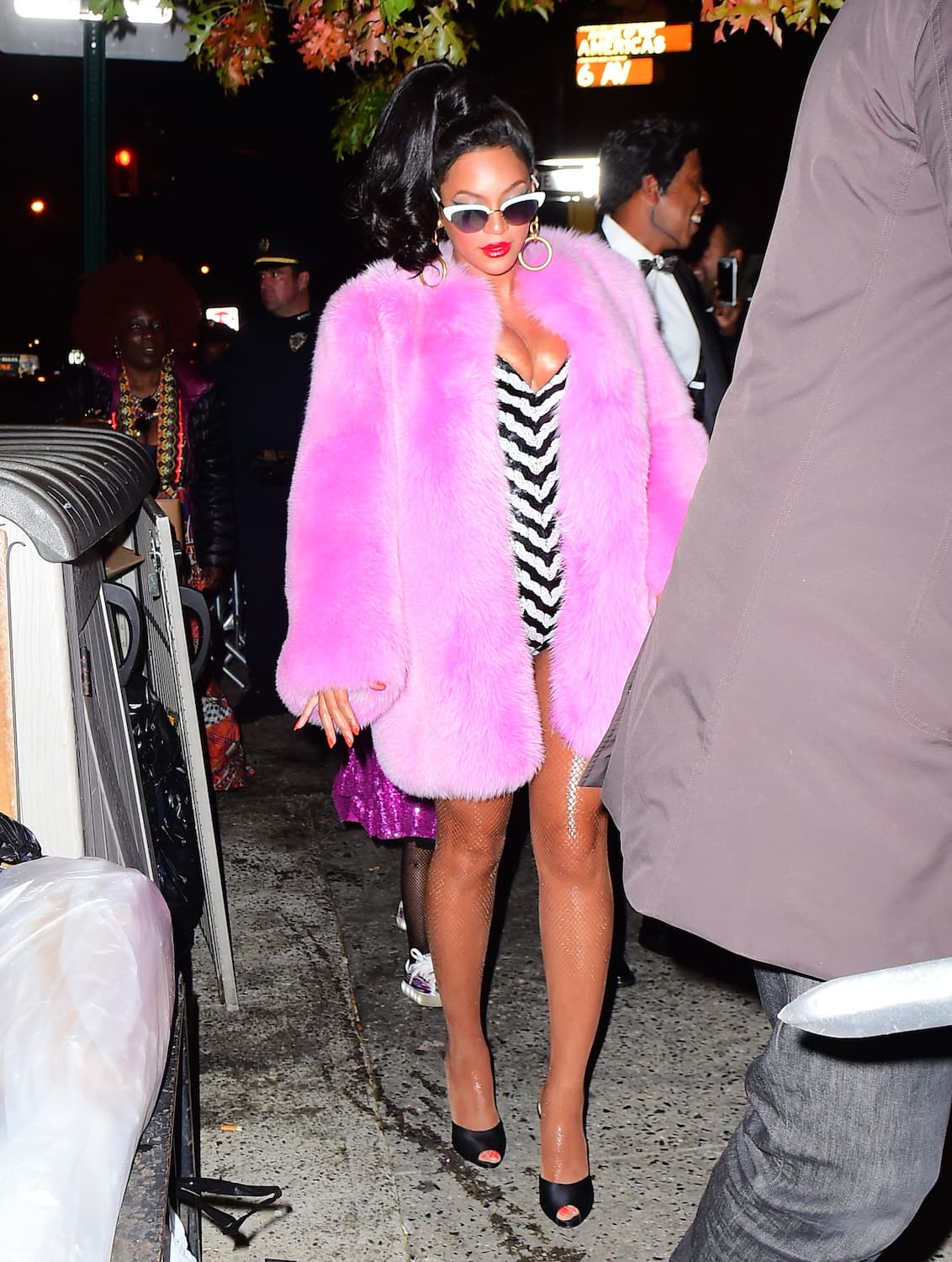 Y ese abrigo de peluche rosa complementó su look.