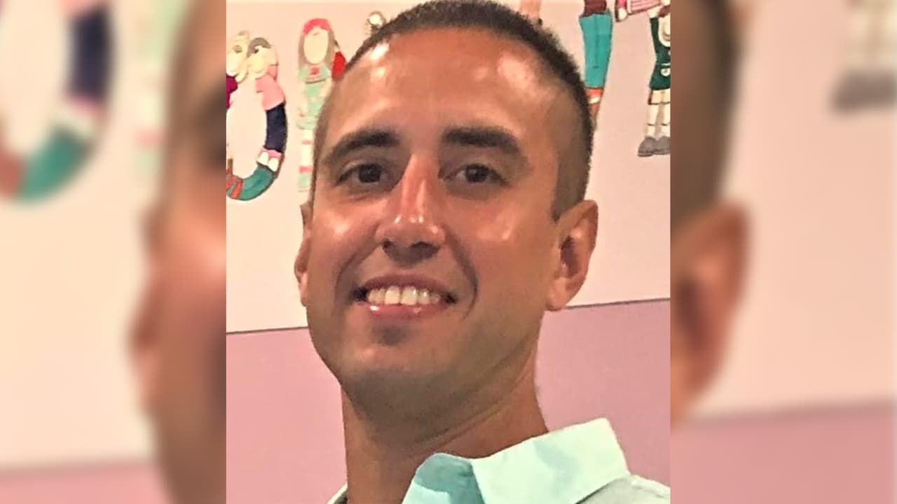 Adam Nieto, de 31 años, fue visto por última vez en Richmond, Texas, el 20 de mayo de 2021. Adam vestía jeans, una camiseta azul marino y una cazadora roja. Tiene una pequeña cicatriz en uno de sus pómulos, otro tatuaje de un escorpión en su antebrazo derecho y de una calavera en la parte superior del brazo. Si sabe algo de él, llame a
<b><a href="https://texasequusearch.org/missing-adam-nieto-richmond-texas-5-20-21/?fbclid=IwAR3Khi-qK78uBWum7__eQjG3POWMWvcGy_aaogCssoQuGLJeVOJM2ECxjVY" target="_blank">Texas EquuSearch</a></b> al 281-309-9500.