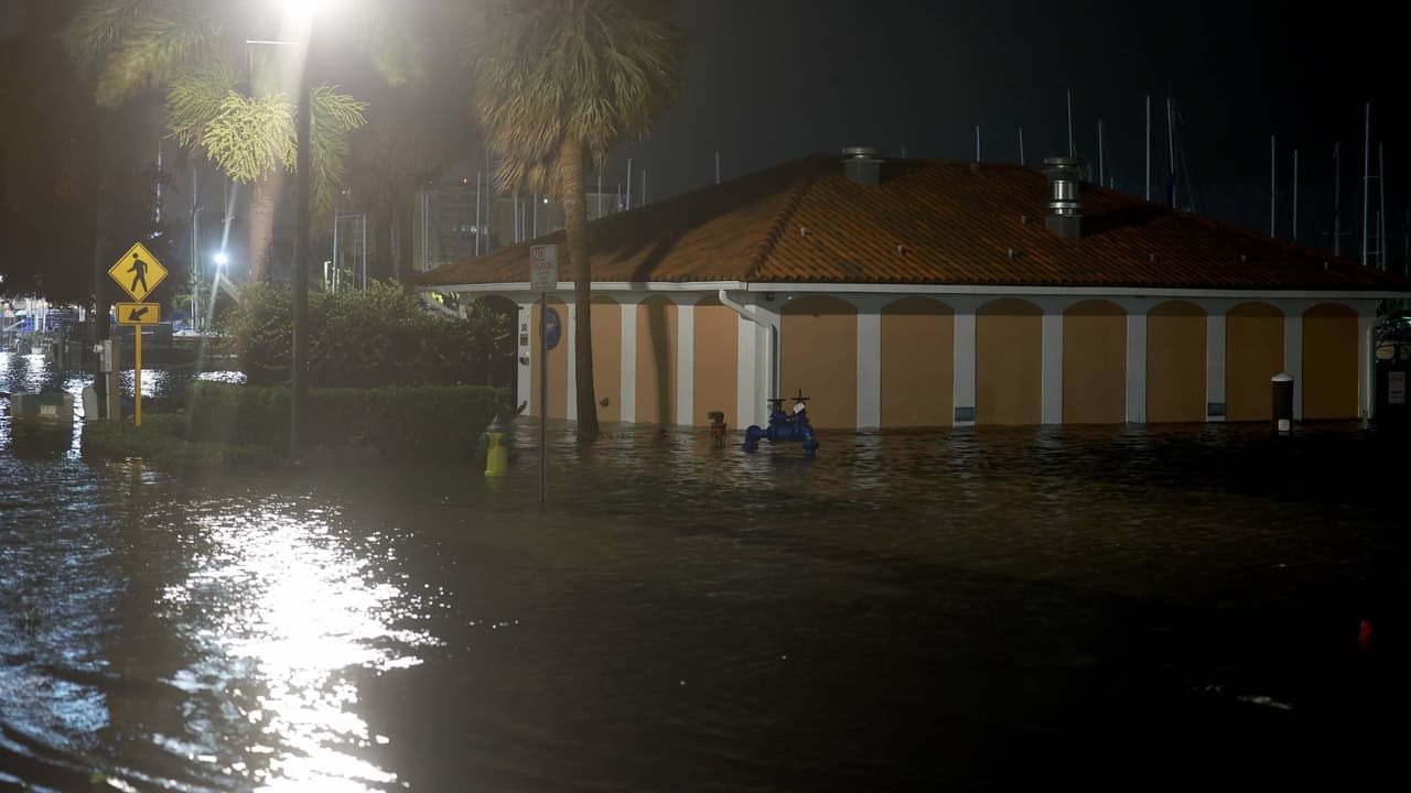 Durante una conferencia de prensa, el gobernador de Florida, Ron DeSantis, le pidió a la comunidad afectada por el huracán Idalia que se mantenga refugiada y evite salir a las calles. Asimismo, señala que cerca de 54,000 familias se quedaron sin electricidad, pero han venido trabajando para restablecer el servicio. Además, habló sobre los esfuerzos de las autoridades para despejar las vías y restablecer el transporte lo más rápido posible. 
<b><a href="https://www.univision.com/local/tampa-wvea/en-vivo-tormenta-idalia-huracan-2023-florida" target="_blank">Sigue en vivo las últimas noticias y la trayectoria del huracán Idalia en Florida. </a></b>