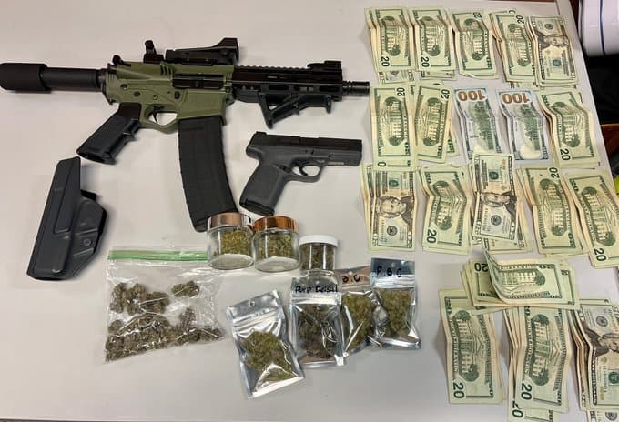 En medio del plan de seguridad que llevan a cabo las autoridades de Miami Beach para evitar que se sigan presentando acciones violentas y episodios de inseguridad en la zona, la policía ha divulgado fotos de los decomisos de armas, drogas y dinero que han hecho durante los operativos. 
<br>