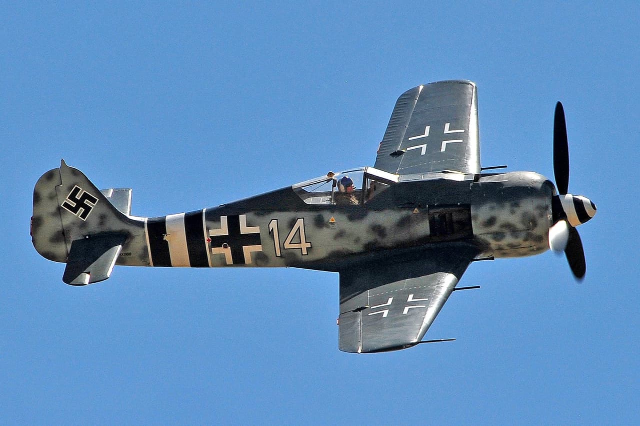 Visitando un total de 20 puntos en el vuelo de reverencia y agradecimiento a los soldados caídos y por aquellos que durante la crisis sanitaria arriesgan sus vidas para cuidar a otros.