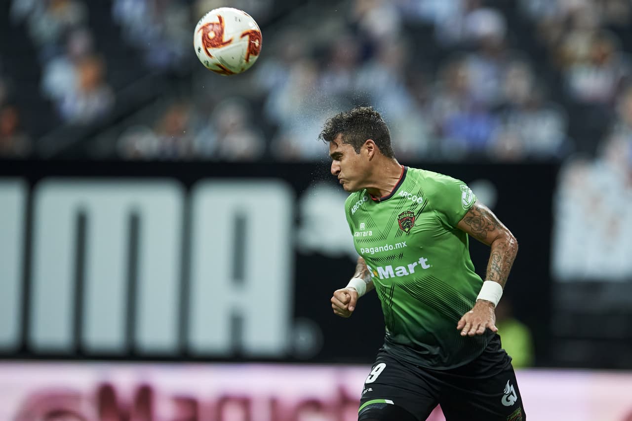 Romo cabeceando el esférico.