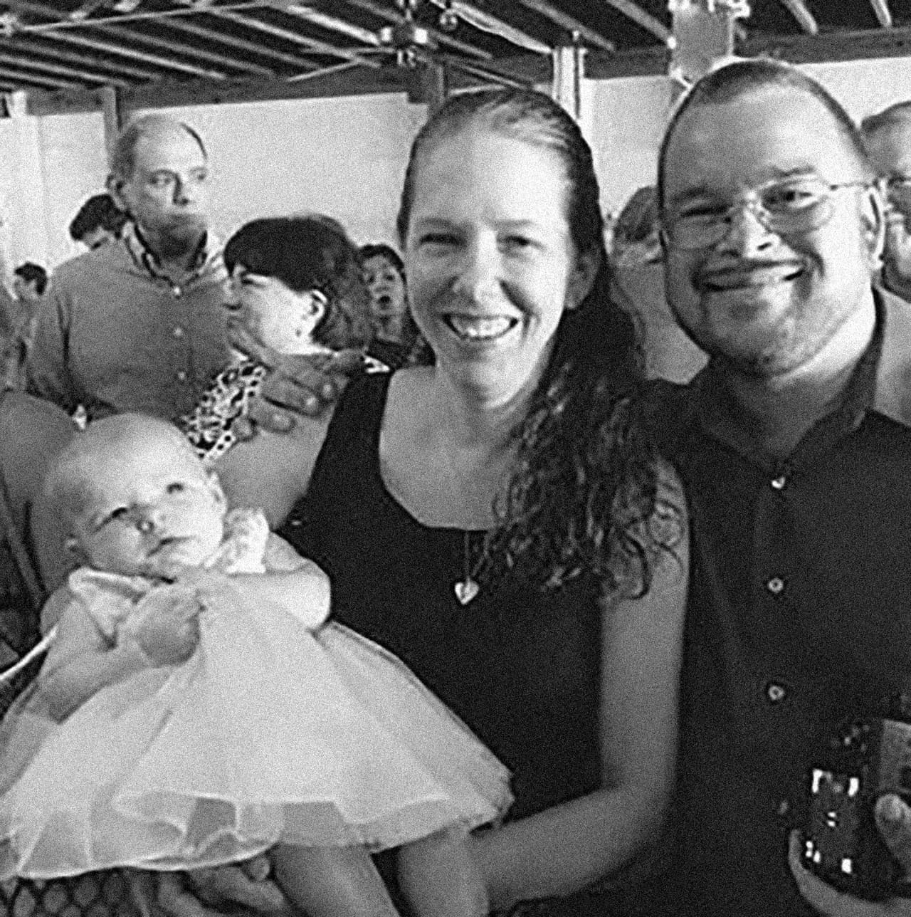 Más integrantes de la familia Holcombe muertos en la iglesia. 
<b>Marc Daniel Holcombe</b>, de 36 años, era hijo de Bryan y Karla, los abuelos Holcombe. Marc Daniel había ido ese domingo con su pequeña hija, 
<b>Noah, de 1 año, que también murió baleada.</b>