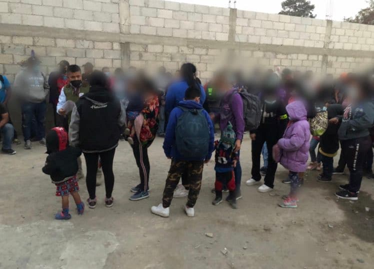 Agentes del Instituto Nacional de Migración (INM) conversan con parte de un grupo de 136 migrantes que fueron rescatados en la comunidad de San Pablo del Monte, una comunidad que colinda con el estado de Puebla, centro de México.