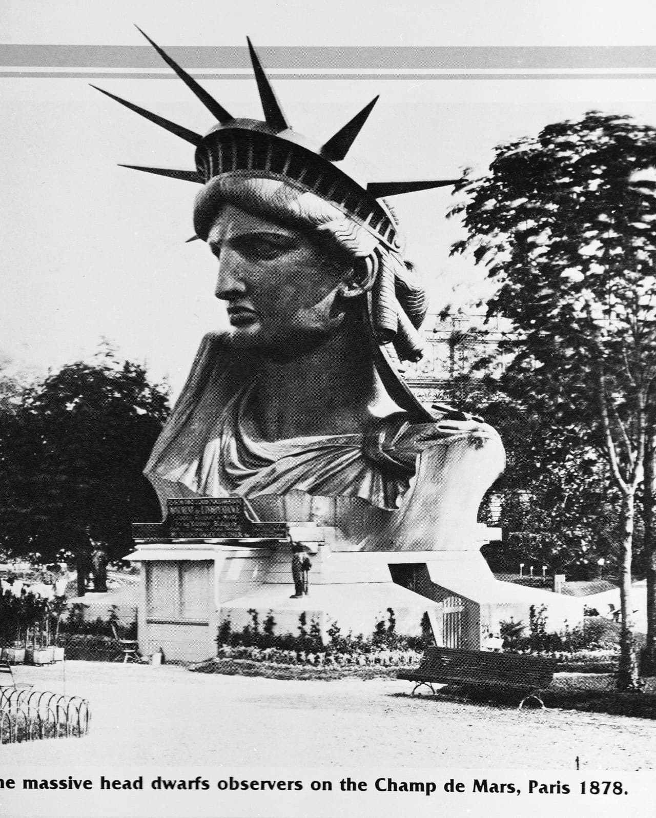 La cabeza de la estatua exhibida en París, antes de su viaje a América. Fue diseñada por el escultor francés Frederic-Auguste Bartholdi, quien tomó de modelo a su propia madre para representar a ‘Libertas’, la diosa romana de la libertad. Francia deseaba conmemorar el centenario de la Revolución Americana y los años de amistad entre ambos países.
<br>