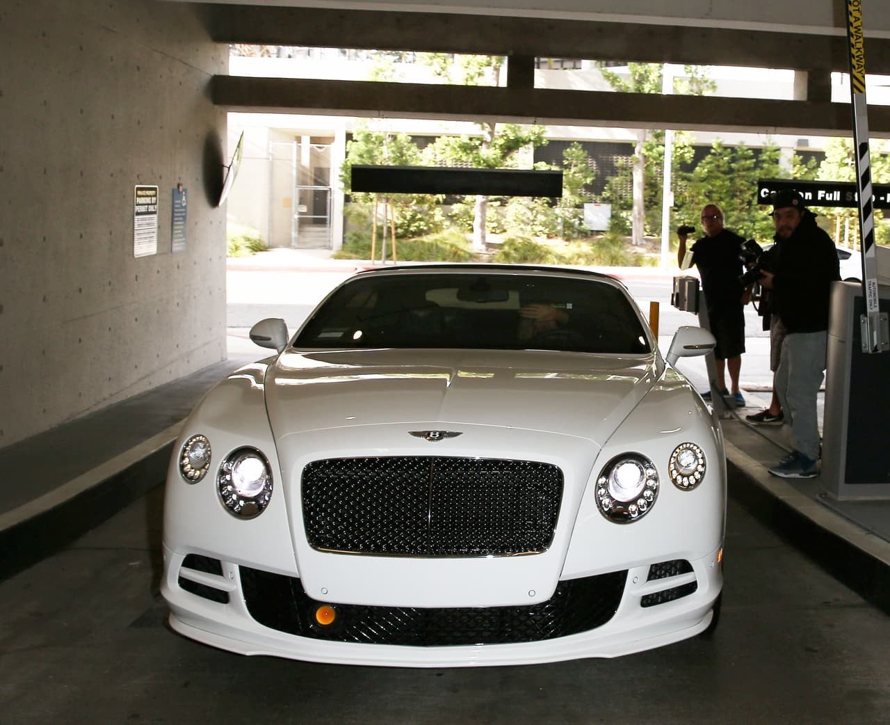 Se trata de un
<b> Bentley Continental GT Speed Convertible, </b>con un poderoso W12 twin-turno de 6.0 litros y 626 caballos de fuerza. Con este auto, Khloé confirma que su debilidad son los autos de súper lujo.