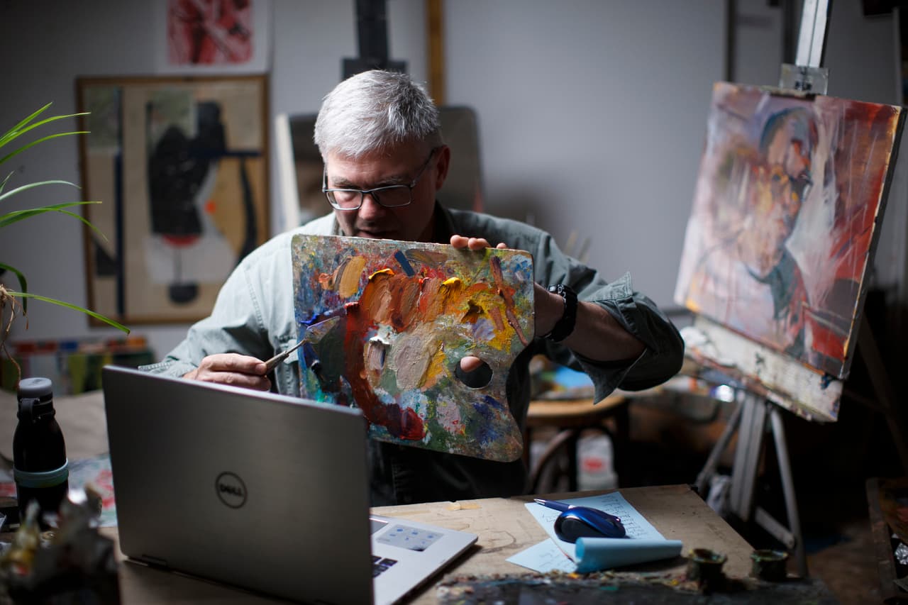 <b>Una clase de arte en línea.</b> Fred Haag, profesor de artes visuales en Penn State York, muestra cómo mezclar colores a sus estudiantes durante una clase de introducción a la pintura en Hellam, Pensilvania. 22 de abril.