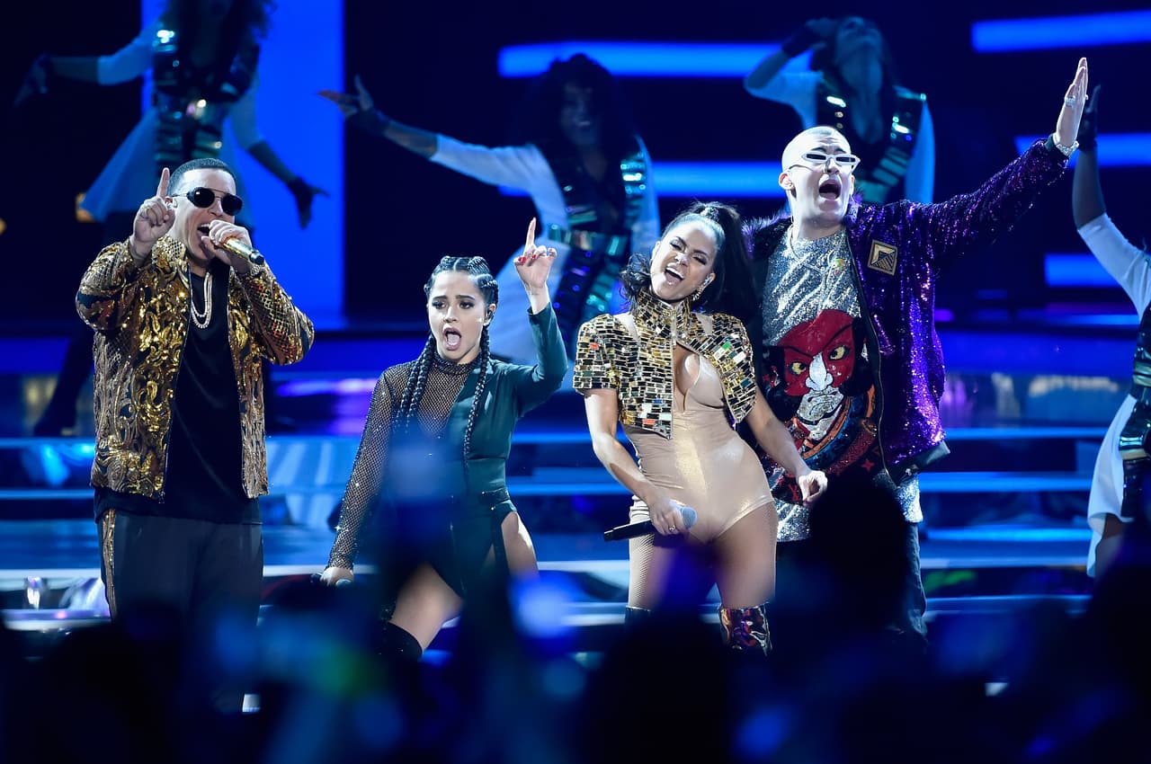 Daddy Yankee reclutó los talentos de dos de las mujeres más exitosas en el género, Becky G y Natti Natasha, para crear la ‘Zona del Perreo’. Anteriormente, Becky, Natti y Yankee habían trabajado juntos en el remix de ‘Dura’.