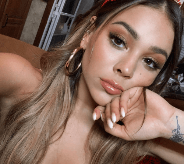 <b><a href="https://www.univision.com/entretenimiento/cultura-pop/danna-paola-body-shaming-reacciones">Danna Paola</a></b> ha alcanzado la 
<b>fama mundial a sus 26 años</b> como cantante y actriz, en sus más de 
<b><a href="https://www.univision.com/programas/series/danna-paola-dara-vida-a-viridiana-alatriste-en-la-serie-de-silvia-pinal">dos décadas de trayectoria</a></b> se ha ganado el cariño del público.