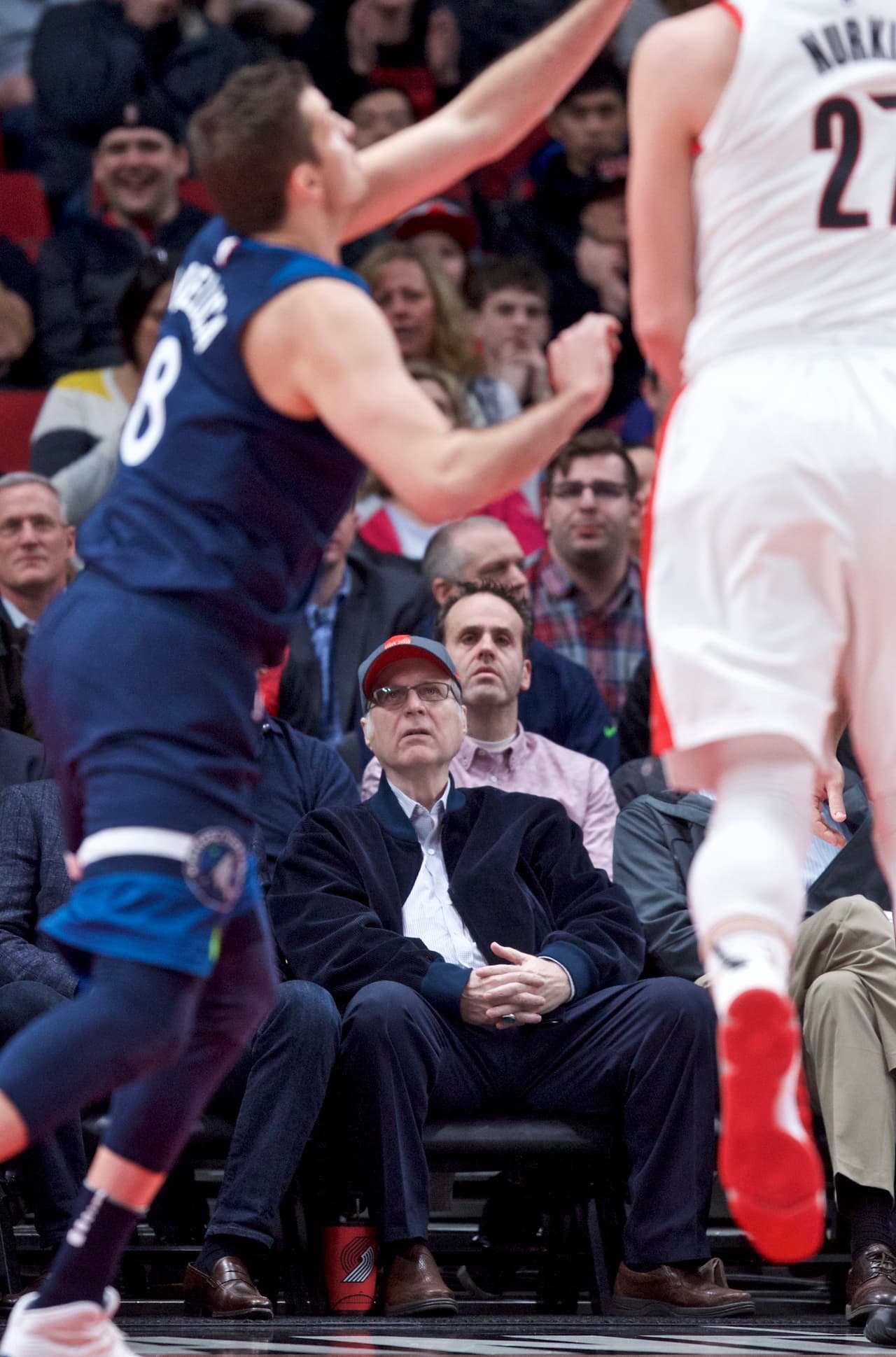 Aunque no con el mismo éxito de la NFL, pero también era dueño de los Portland Trail Blazers de la NBA, equipo también de sus amores. Aquí en un juego ante los Timberwolves.