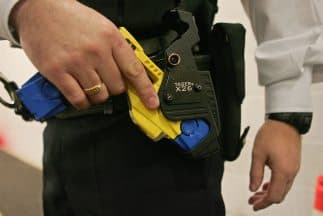 Muere hombre bajo custodia luego que oficiales usaran una pistola taser cuando se resistió al arresto