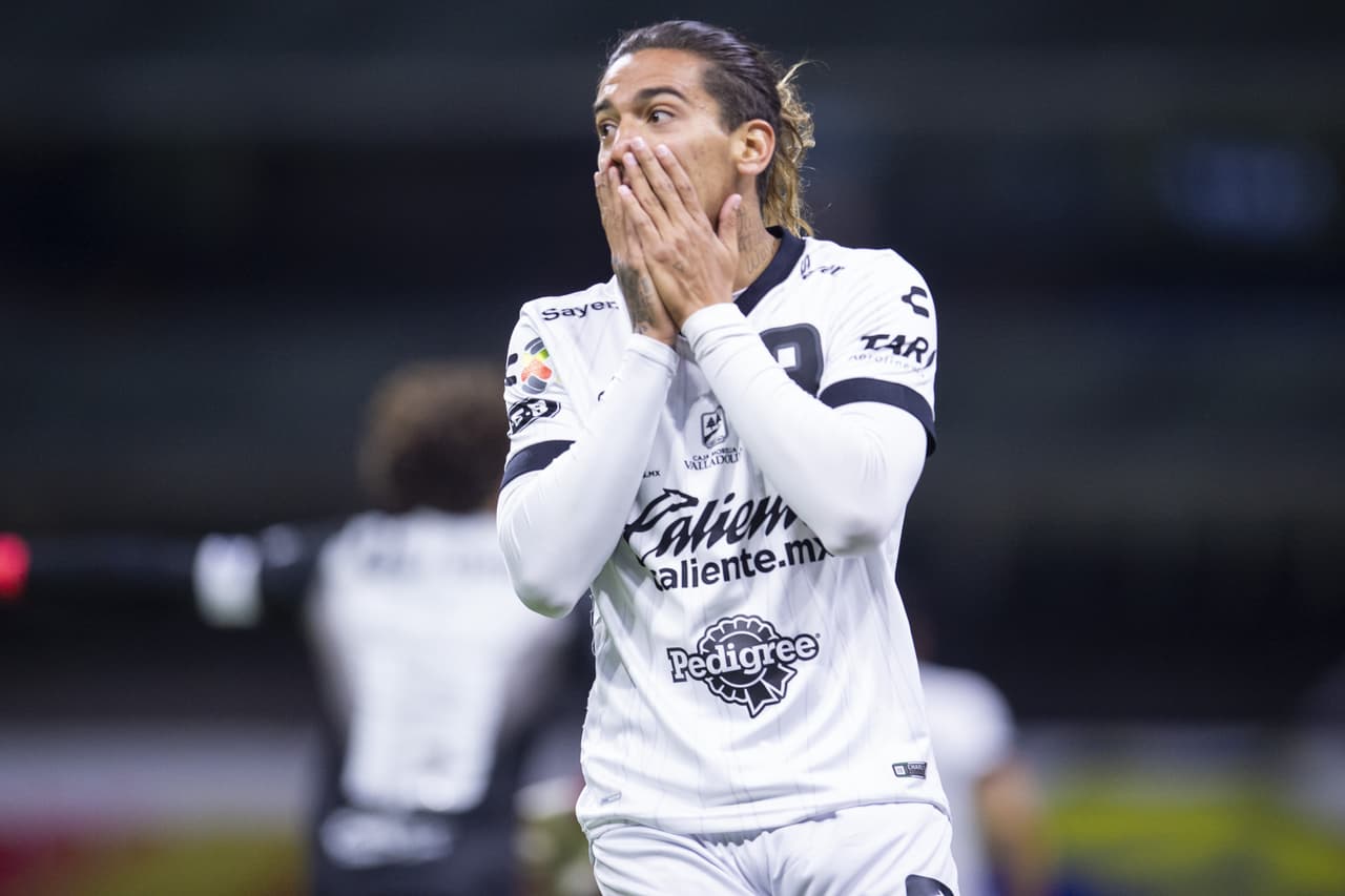 Desde los 12’ del juego, Doldán salió expulsado. Naveda (26’) marcó el primero para adelantar a las Águilas y Sepúlveda (45+1’) emparejó los cartones. En la recta final apareció Henry Martin (84’) para hacer el tanto de la victoria. Las Águilas llegaron a 13 unidades y son líderes; Gallos se quedó en 9. En la J7, América visitará al Atlas y Gallos recibirá al Puebla.