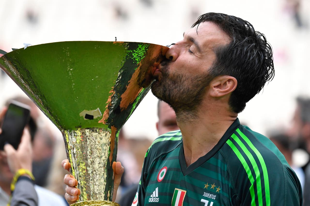 Ese fue el último beso que le dio a un trofeo como jugador de Juventus a nivel profesional.