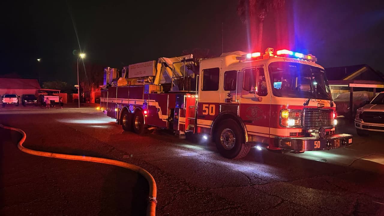 Afortunadamente los bomberos lograron extinguir las llamas de manera rápida, para así evitar una mayor extensión a la casa, el ático y viviendas aledañas.