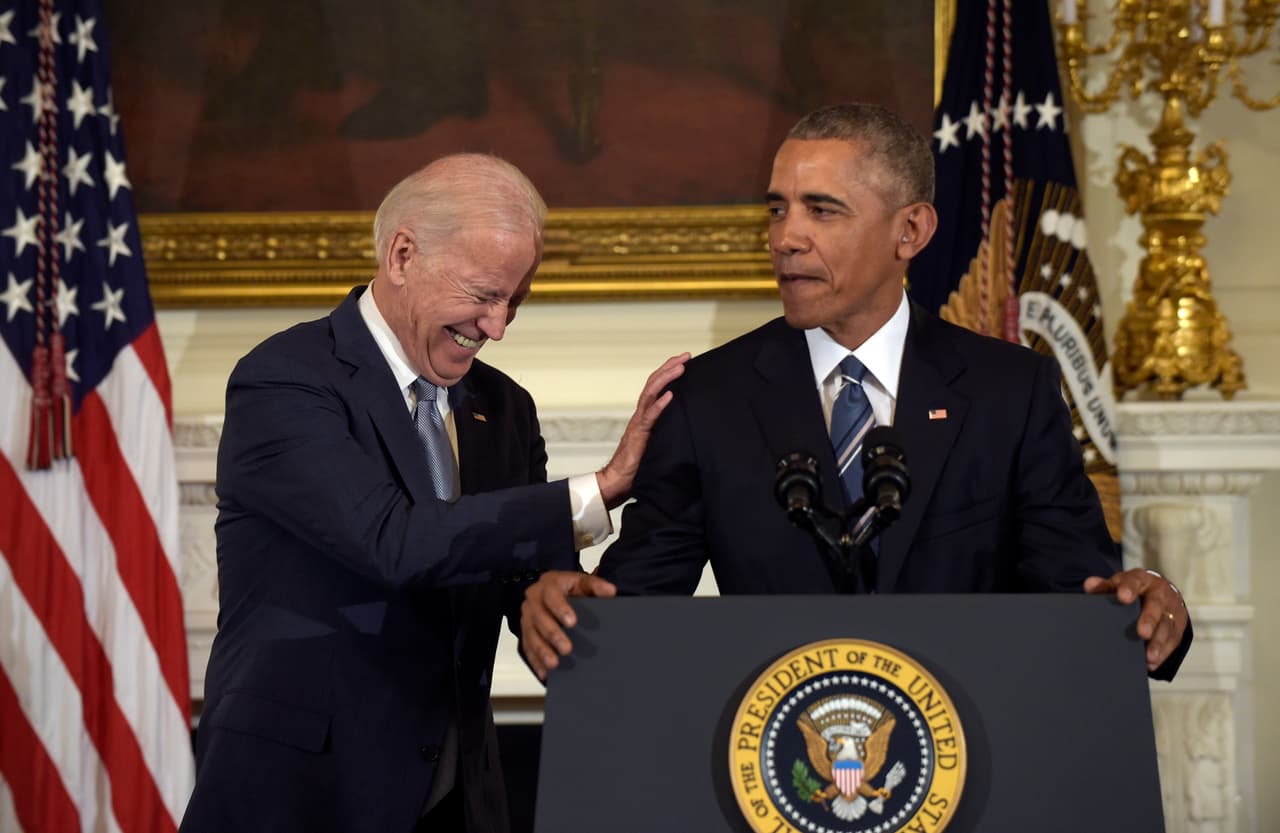 Joe Biden ríe cuando Barack Obama se refiere a él antes de sorprenderlo con la noticia de la condecoración con la Medalla Presidencial de la Libertad.
